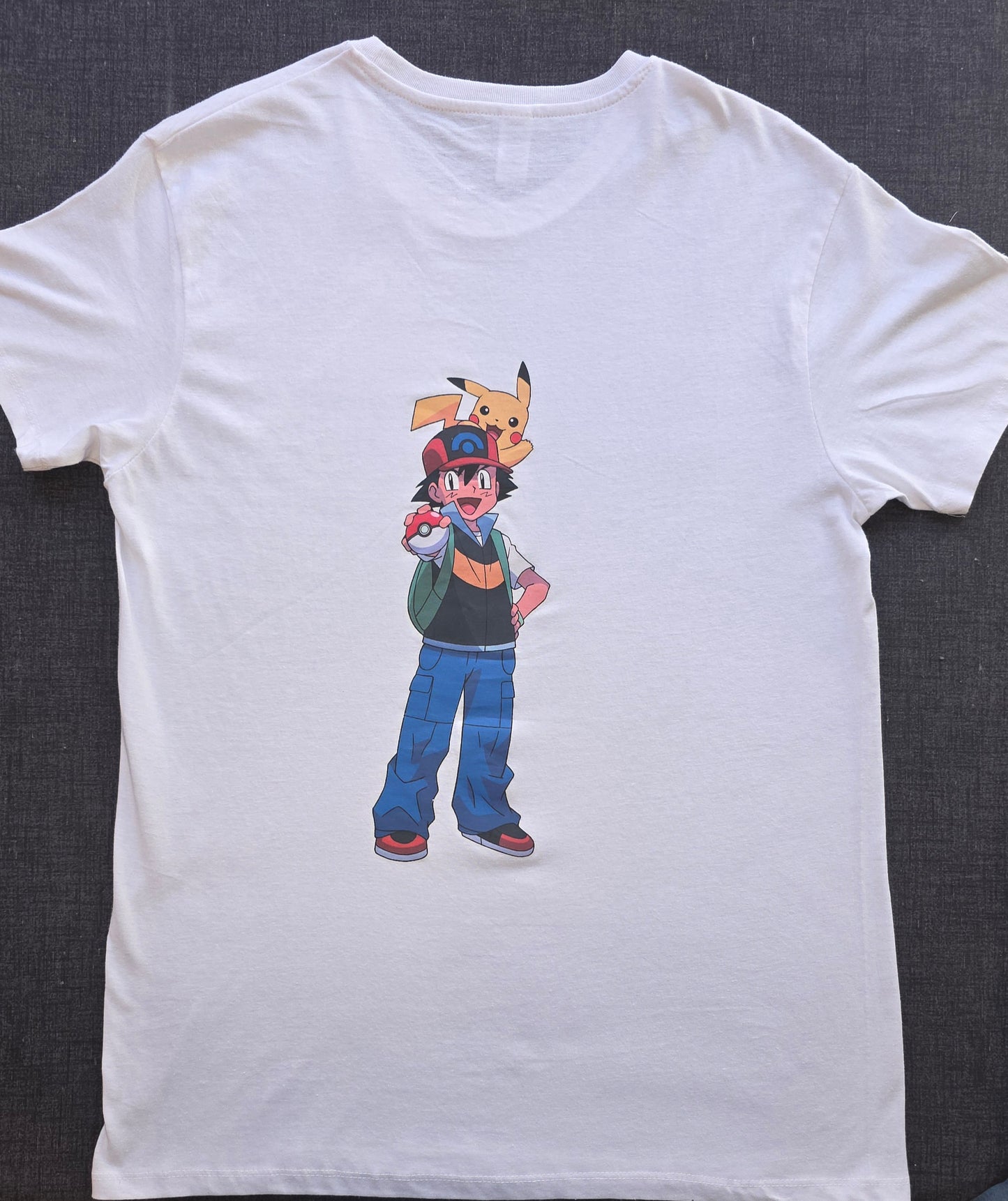 T-Shirt Lama's Store - ROLY - Pokèmon Ash & Pikachu - Taglia XL Bianca